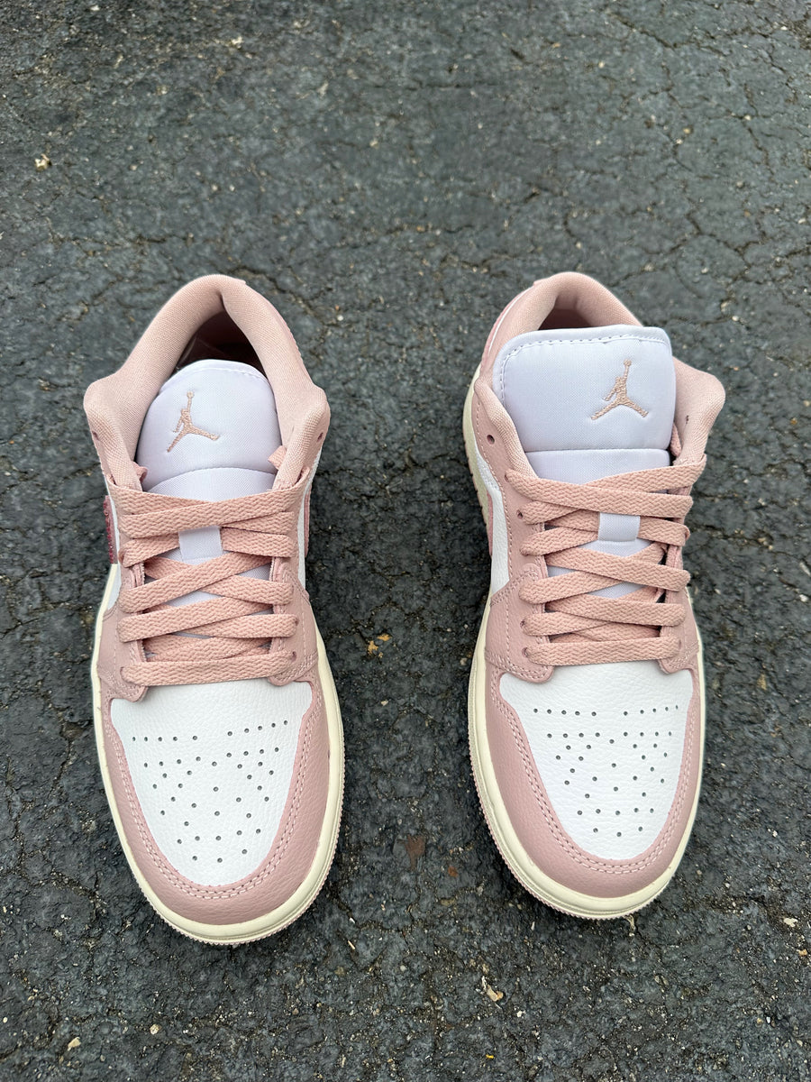 靴 Nike Women's AirJordan1 LowPink Oxford Available Now // Women's Air Jordan 1 Low 