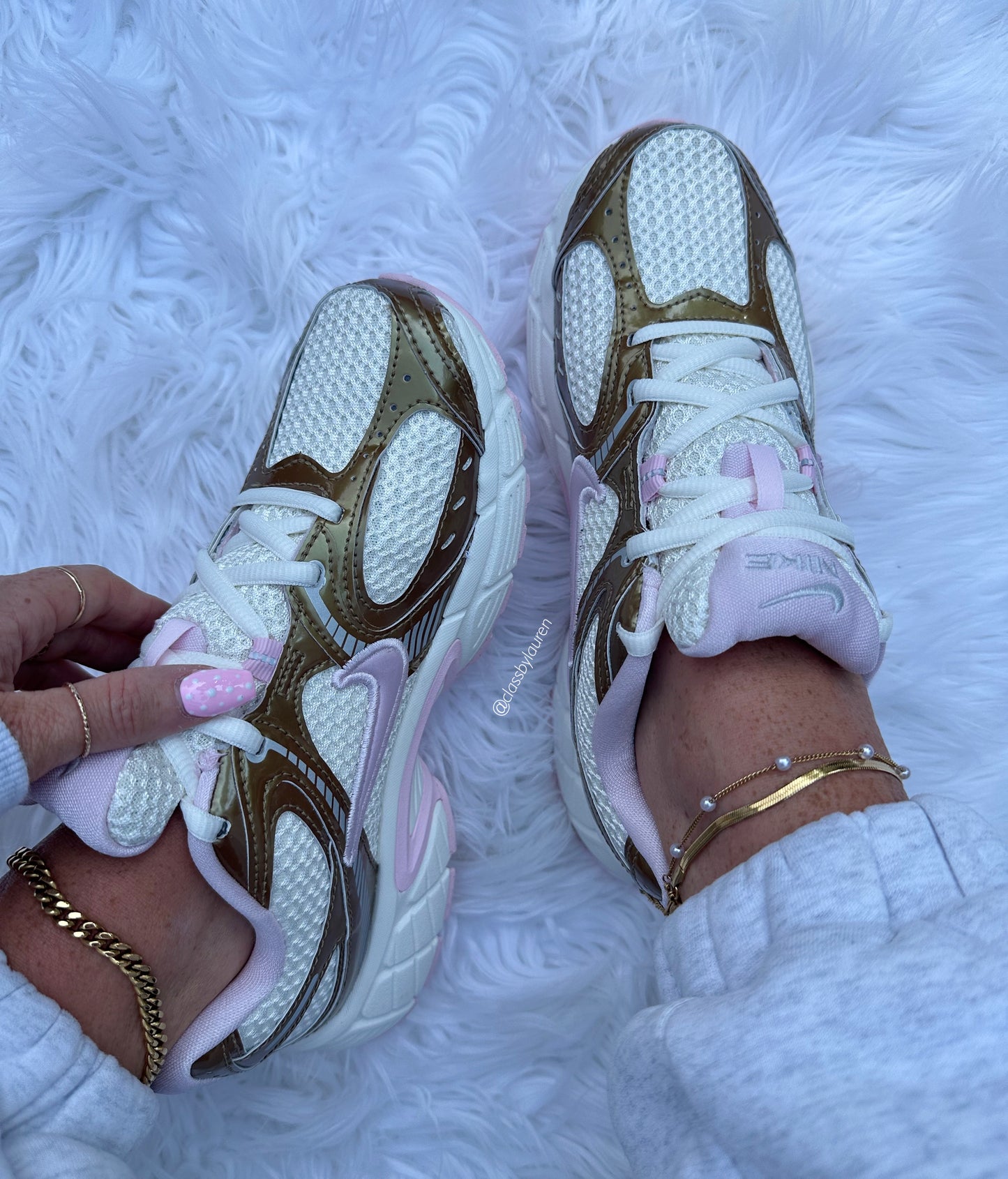 Nike Pale Pink ✨Gold Metallic✨
