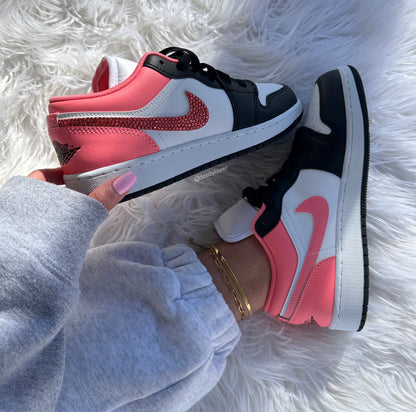 🖤New Nike Pink Gaze Jordans🩷